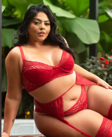 Lingerie Plus Size com cinta liga e meia em tule