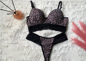 Conjunto de Bojo Estampado com Renda Vazada